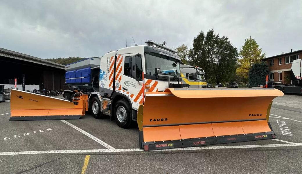 Der neue batterie-elektrische Lastwagen für die Schneeräumung auf der Autobahn.