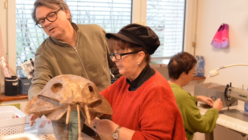 Im Kreativatelier der Malia Stiftung entsteht unter der künstlerischen Leitung von Thoma Pitsch eindrückliche Masken und Kostümteile. Im Kreativatelier der Malia Stiftung entsteht unter der künstlerischen Leitung von Thoma Pitsch eindrückliche Masken und Kostümteile.