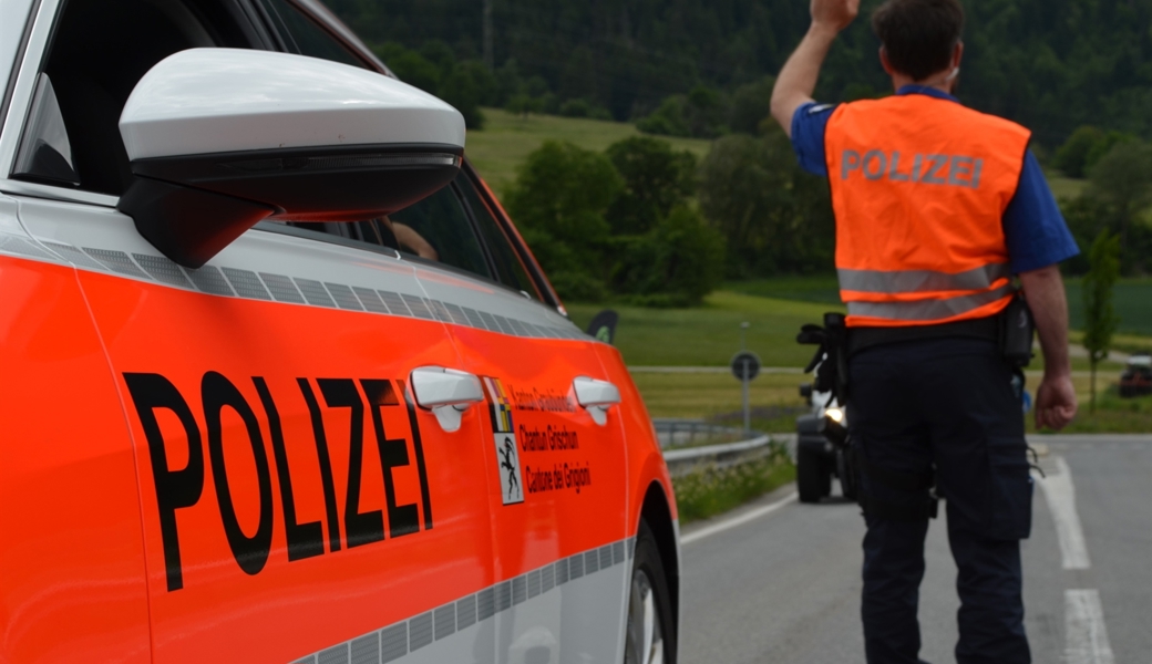 Die Kantonspolizei Graubünden nahm einem Automobilisten den Führerschein ab. In der Nacht auf Mittwoch überschritt er die zulässige Höchstgeschwindigkeit massiv.