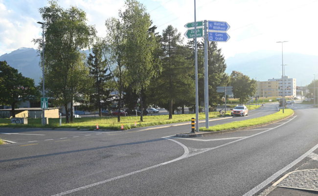 32-jähriger E-Bike-Fahrer kollidiert mit Lieferwagen und muss ins Spital gebracht werden