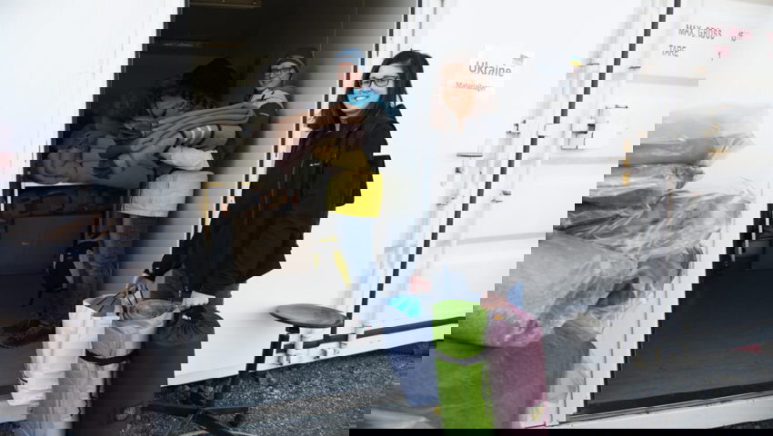  Anja Giraud (rechts) und Fabia Tinner brachten Hilfsgüter vorbei. 