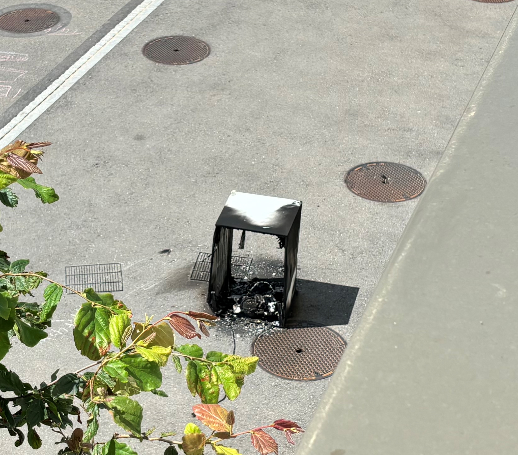 Brennenden Kühlschrank übers Balkonsims geworfen