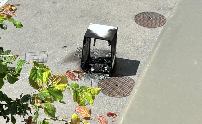 Brennenden Kühlschrank übers Balkonsims geworfen