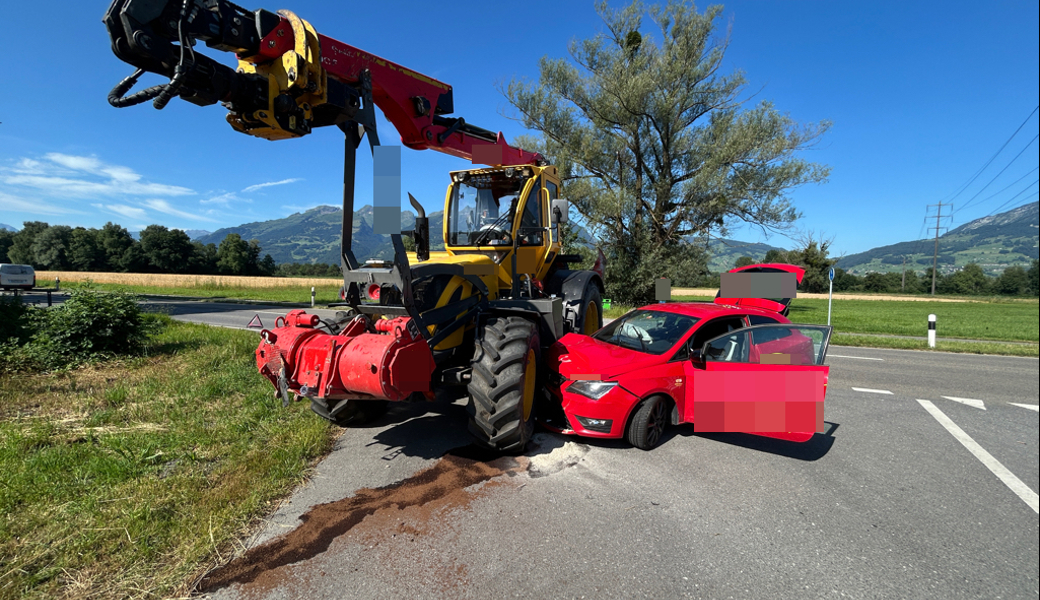 Das Auto fuhr in den linksabbiegenden Traktor.