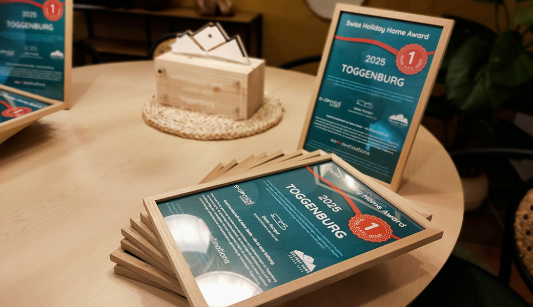 Übergabe des Swiss Holiday Home Awards: Dieter Rumpel, Geschäftsführer von E-Domizil Schweiz (links), Albéric Droz, DMO-Partner-Manager E-Domizil Schweiz (3. von links), und Jörg Steiner, Geschäftsführer Berg & Bett (rechts), zusammen mit vertretenden Vermieterinnen und Vermieter.