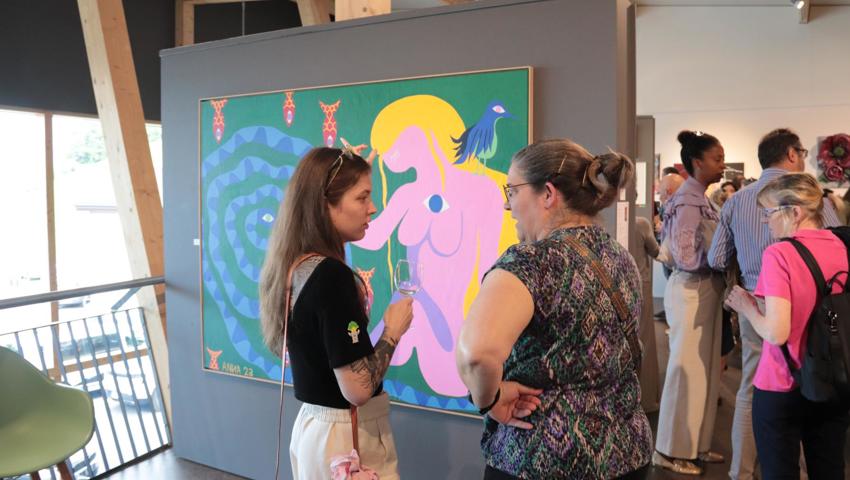 Im Gespräch mit den Kunstschaffenden erfuhren die Besuchenden Interessantes zu den ausgestellten Werken. Im Gespräch mit den Kunstschaffenden erfuhren die Besuchenden Interessantes zu den ausgestellten Werken.