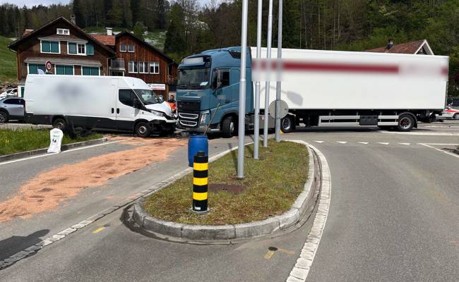 Unfall zwischen Sattelmotorfahrzeug und Lieferwagen