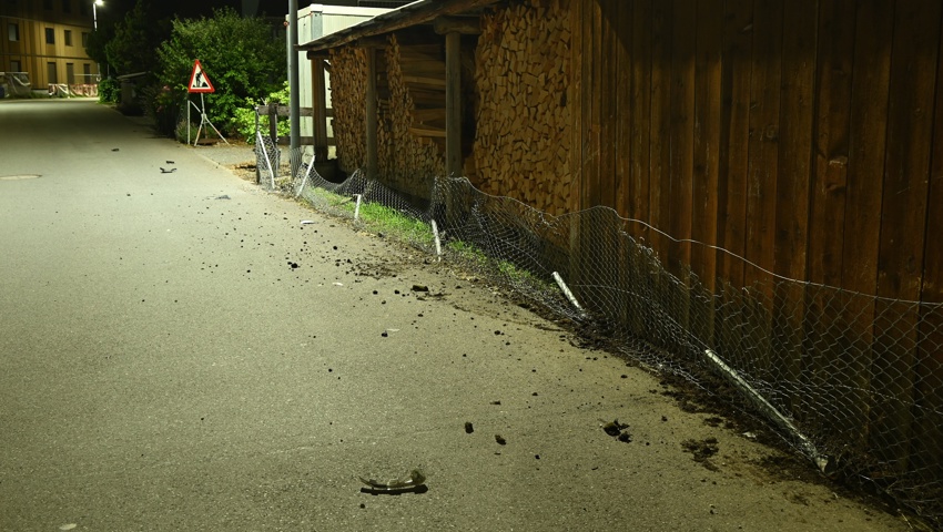 Diesen Zaun hat der Unfallverursacher mitten in der Nacht niedergemäht.