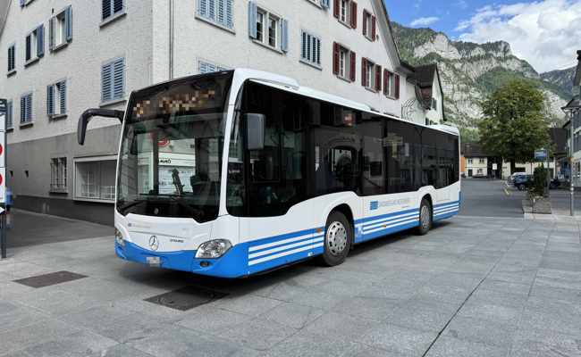 Neunjähriger Bub auf Kickboard kollidiert mit Linienbus