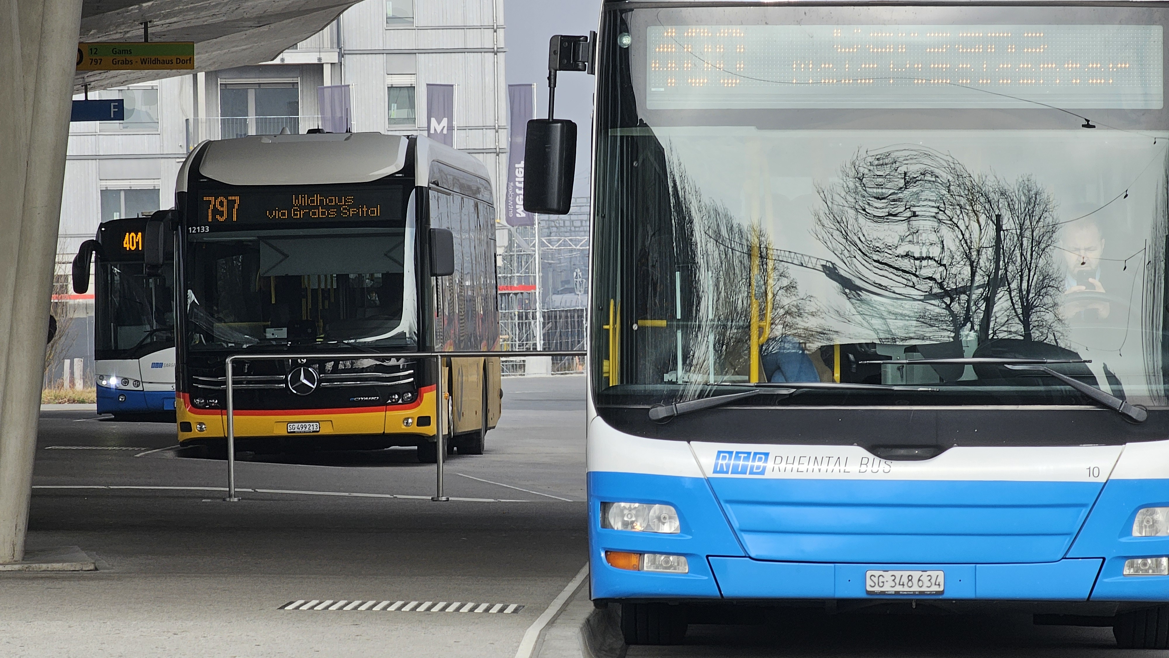 Ein E-Postauto mit einem Klimaproblem