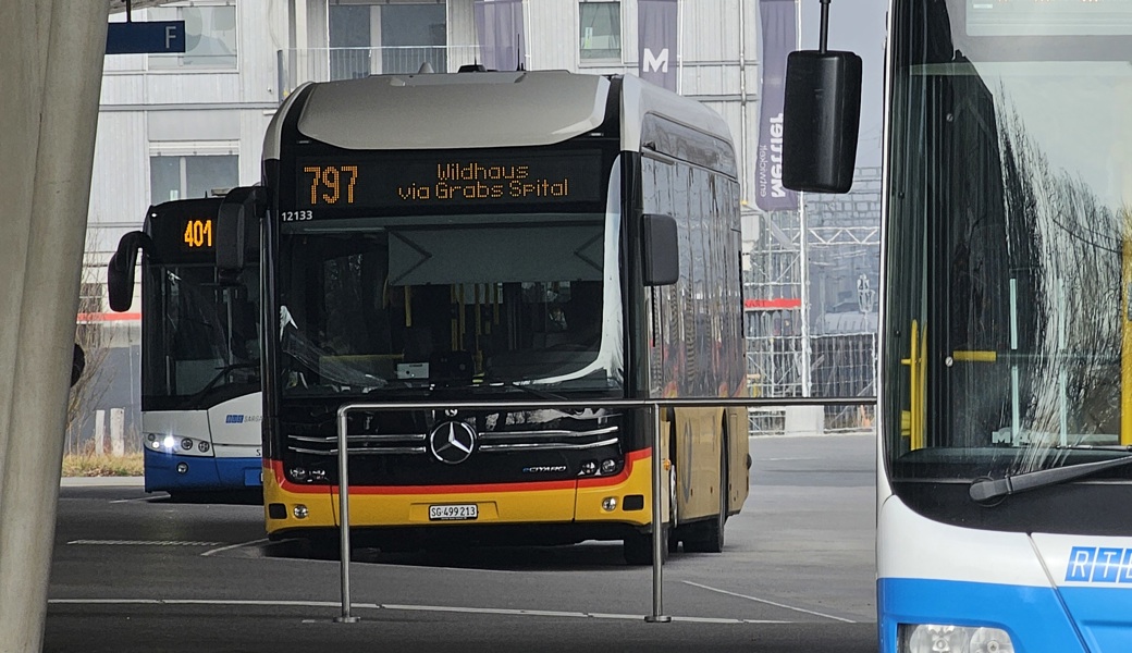 Die neuen Elektro-Postautos sind seit letztem Winter auf der Strecke Buchs – Wattwil unterwegs. Bild: Max Tinner