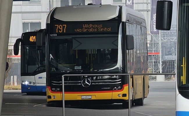 Ein E-Postauto mit einem Klimaproblem