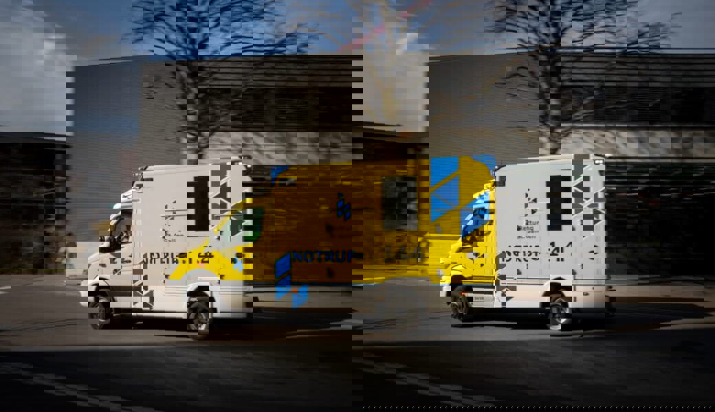  Fast so schnell wie der Notruf unterwegs ist, geht den St. Galler Spitälern das Geld aus. 