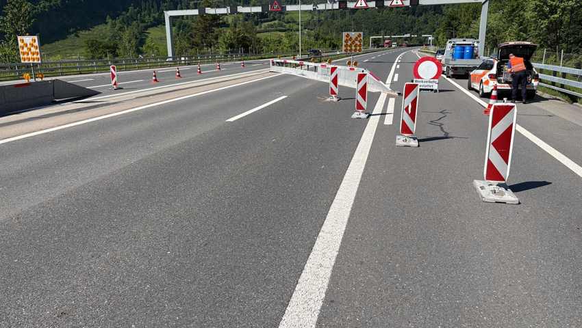 In diese Baustellenleitplanke ist der 48-Jährige mit seinem Auto gekracht. In diese Baustellenleitplanke ist der 48-Jährige mit seinem Auto gekracht.