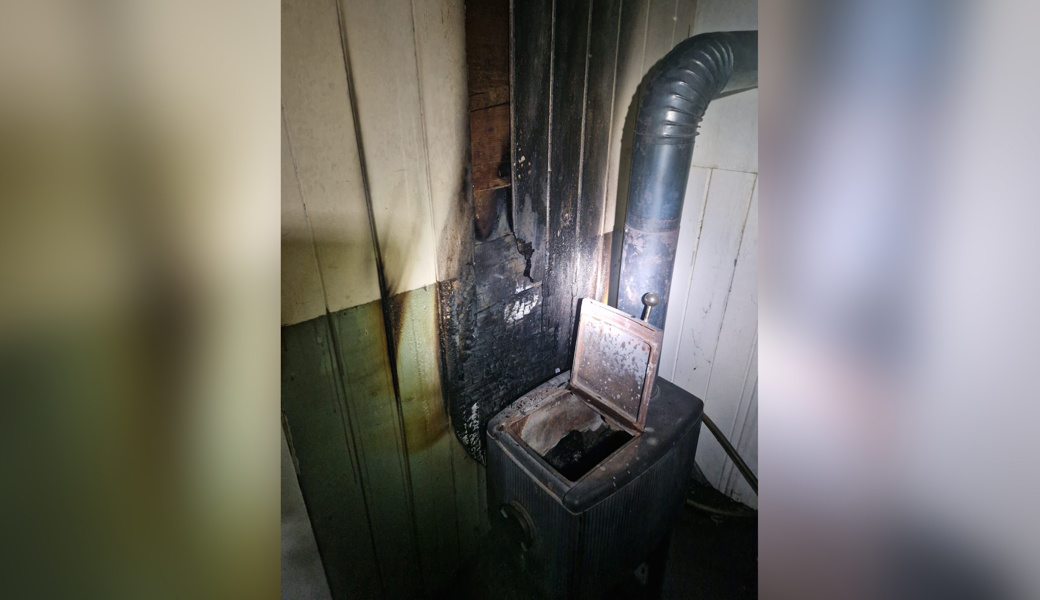 Der Ofen war heiss, die Holzwand nah.