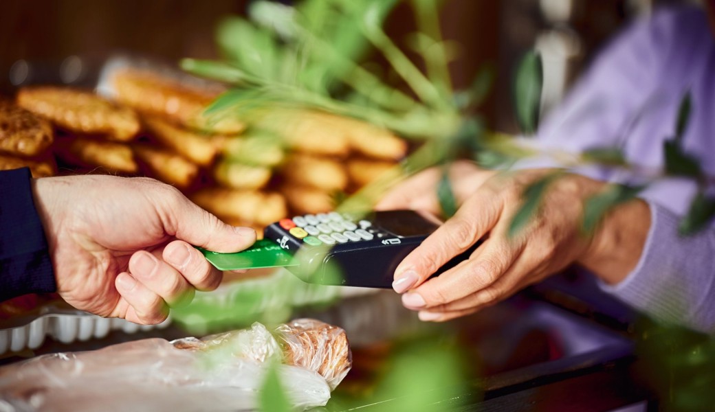 Die Karte muss ins Gerät: Nur so kann der Einkauf im Supermarkt offline bezahlt werden.