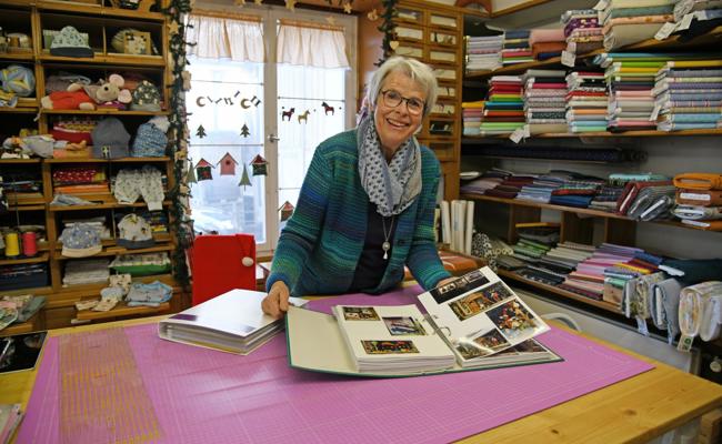 Staunen und Träumen am Adventsfenster: Ruth Giger ist seit über 20 Jahren dabei