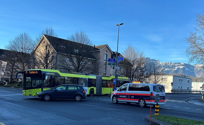 Linienbus schneidet Autofahrer den Weg ab