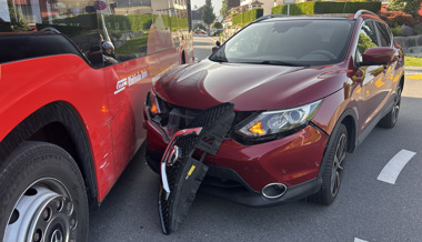 Linienbus kollidiert mit Auto: Blechschaden