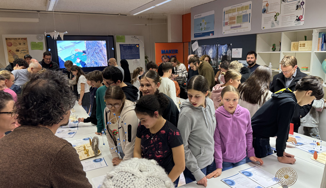 Die Schülerinnen und Schüler präsentierten stolz ihre Werke im Rahmen einer Ausstellung. 
