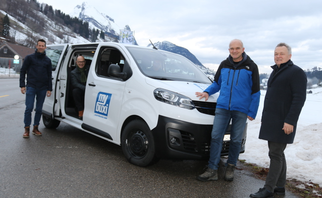 Auch der Gemeindepräsident will ans Steuer: Mybuxi-Rufbus füllt eine Bedarfslücke