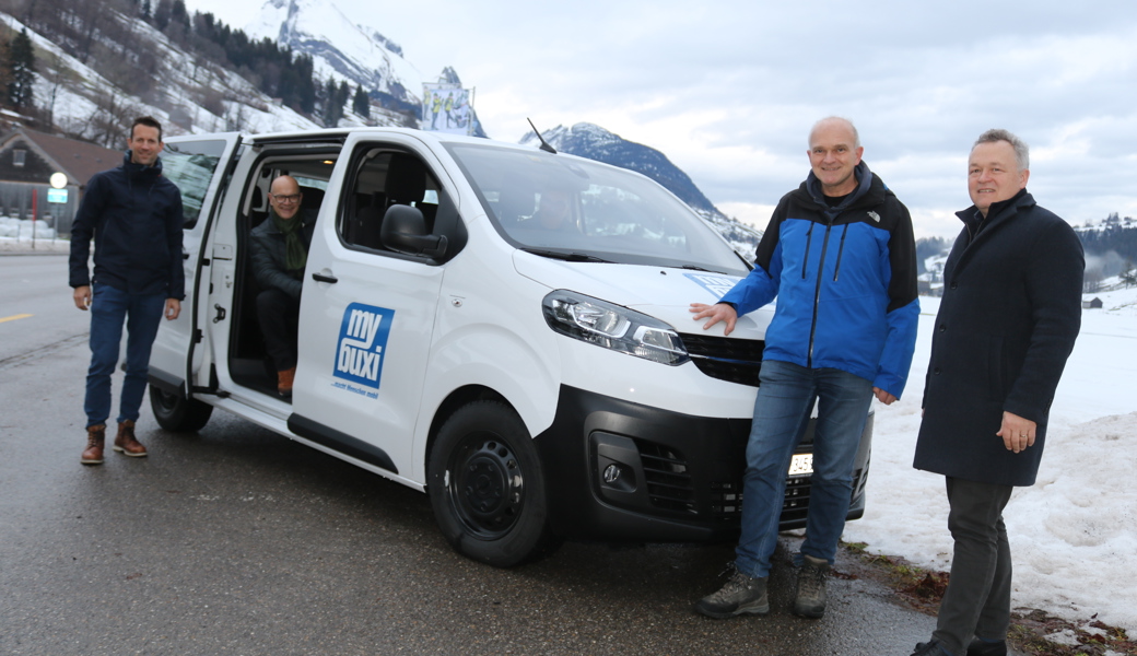 Sie freuen sich über den Start des Mybuxi-Busses (von links): Thomas Diezig (Gemeindepräsident Wildhaus-Alt St.Johann, ab 1. Januar 2024), Rolf Züllig (Gemeindepräsident Wildhaus-Alt St.Johann), Andreas Kronawitter (Geschäftsführer Mybuxi) und Kilian Looser (Gemeindepräsident Nesslau).