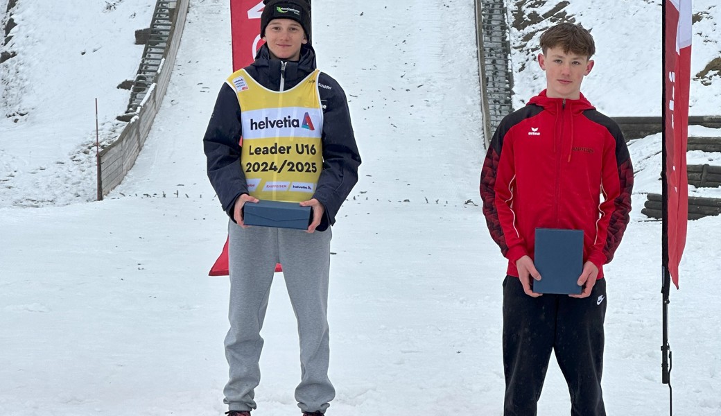 Zuoberst auf dem Siegerpodest: Ronny Dürr vom SC Gams (links) sichert sich den Sieg in der Gesamtwertung der Helvetia Nordic Trophy.
