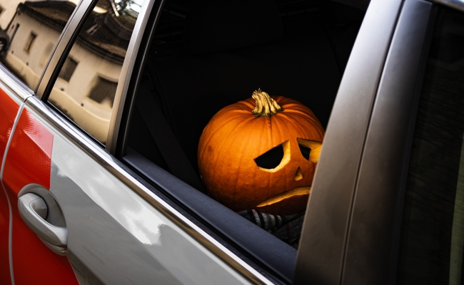 Halloween: Mann öffnet Kindern nackt die Tür