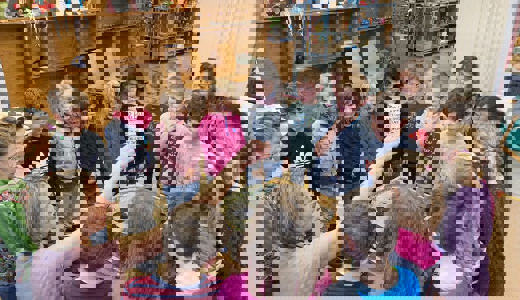 Beim Kerzenziehen entstanden viele individuelle Kerze, welche in den nächsten Tagen zu Hause von der ganzen Familie genutzt werden können. 