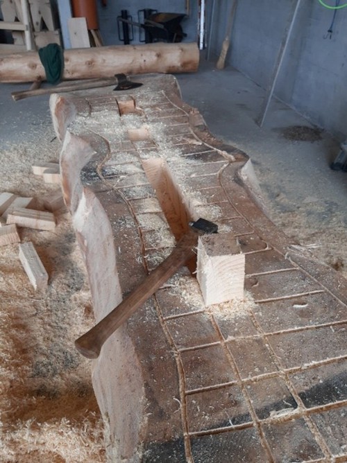 Die natürliche Form des Stamms wurde betont. 