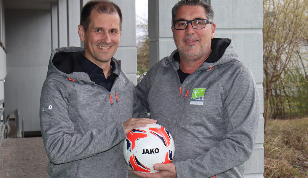 Präsidentenwechsel beim Werdenberger Fussballcamp: Erich Göldi (rechts) reicht den Ball an Marco Thoma weiter.
