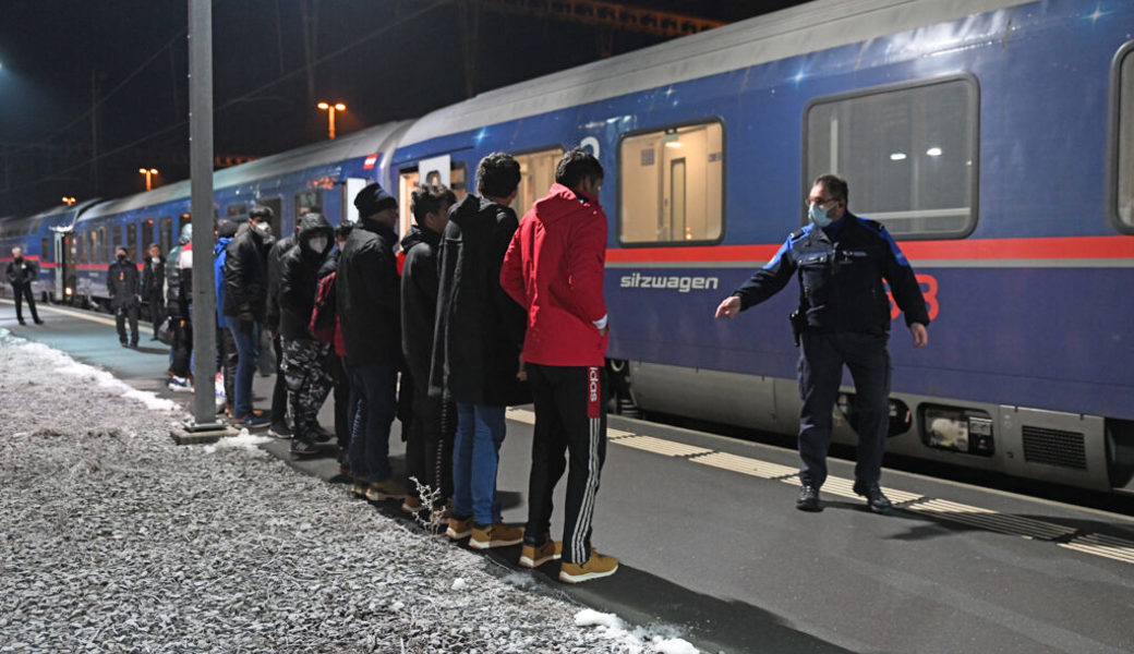  Mitarbeitende der Grenzwache kontrollieren um 7 Uhr den Nachtzug aus Wien. Illegale Migranten müssen aussteigen. 