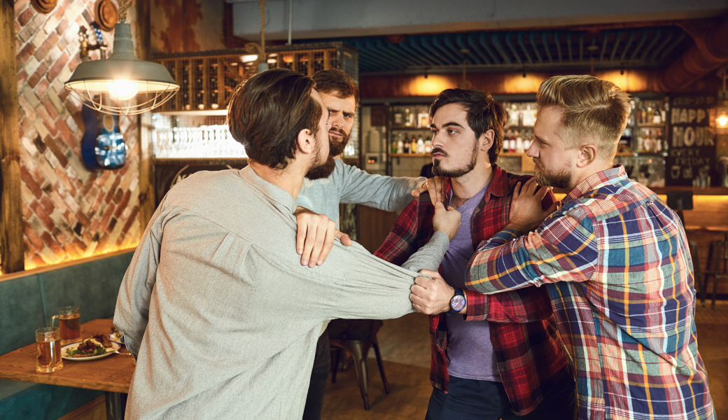 Nach mehreren Provokationen eskalierte die Lage. Es flogen die Fäuste. 