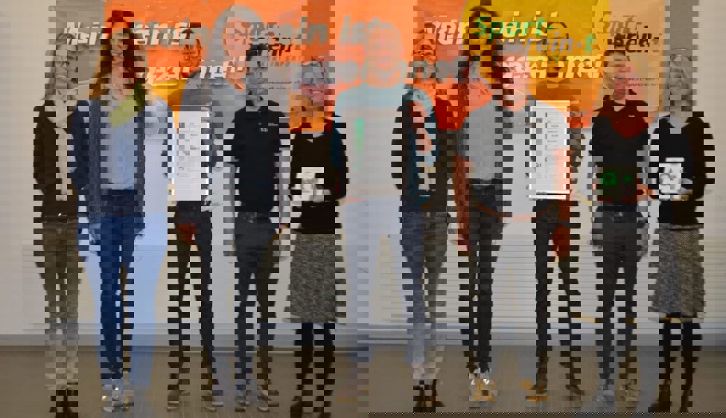  Nun hat auch der Schwimmclub Flös Buchs das Label (von links): Manuela Kalberer (SC Flös), Michelle Weder (Vorstand SC Flös), Moritz Schilling (SC Flös), Stefan Pfiffner (Präsident Kommission «Sport-verein-t») und Barbara Lehner (Vorstand SC Flös). 