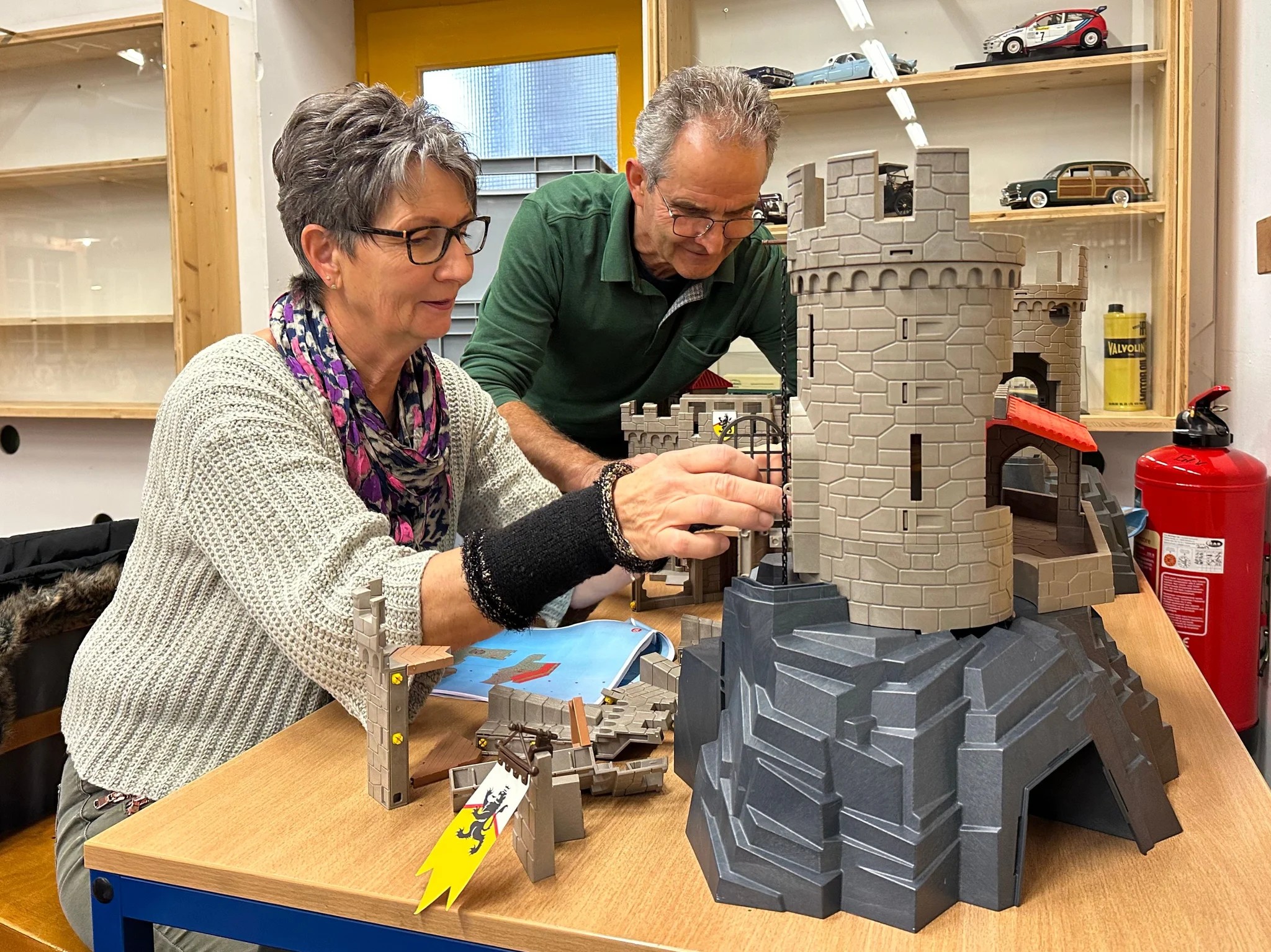 Einmal wieder Kind sein: Dabei beim Aufbau der Playmobil- und Lego-Ausstellung