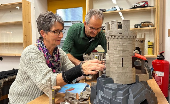 Einmal wieder Kind sein: Dabei beim Aufbau der Playmobil- und Lego-Ausstellung