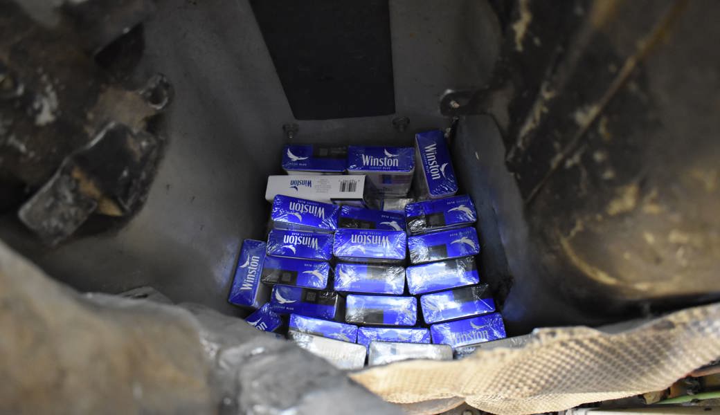 6000 versteckte Zigaretten in Auto gefunden