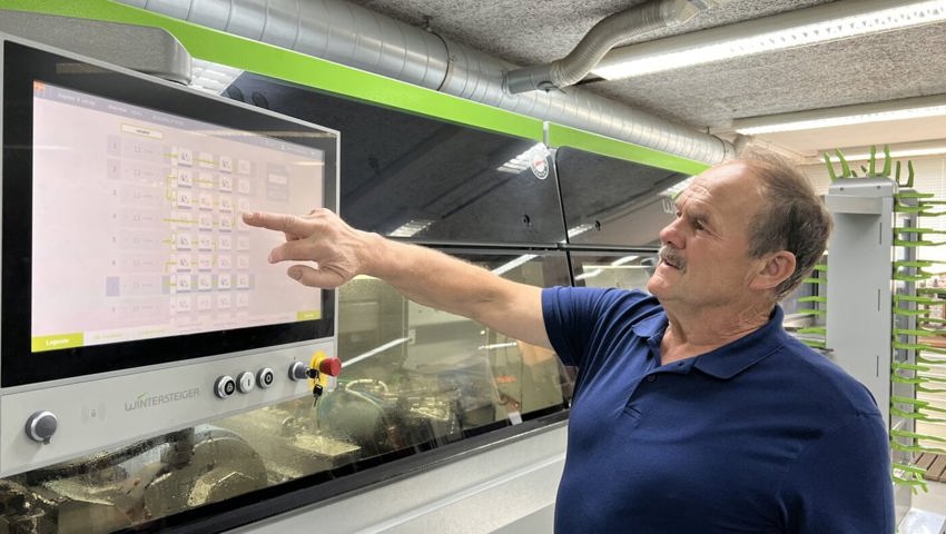  Markus Huser stellte das Programm auf dem Display der Schleifmaschine ein.