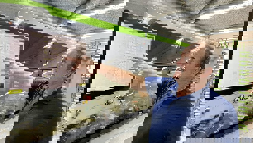  Markus Huser stellte das Programm auf dem Display der Schleifmaschine ein.