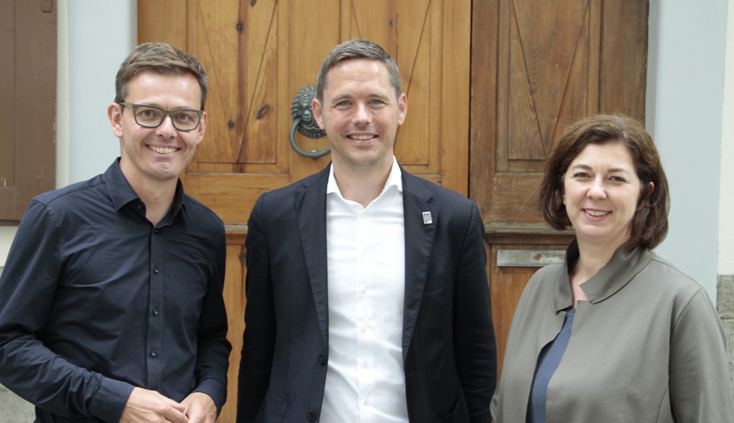 Stiftungsratspräsident Mathias Müller (Mitte) stellt die zwei neuen Leitungsmitglieder der Klangwelt Toggenburg vor: Edi Hartmann (links) und Mirjam Hadorn.