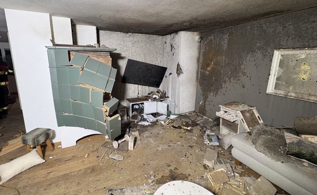 Kachelofen zersprungen – massiver Sachschaden, keine Verletzten