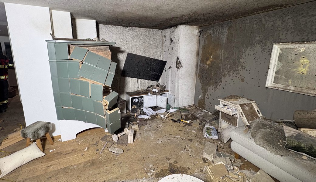 Der Kachelofen demolierte das Wohnzimmer.