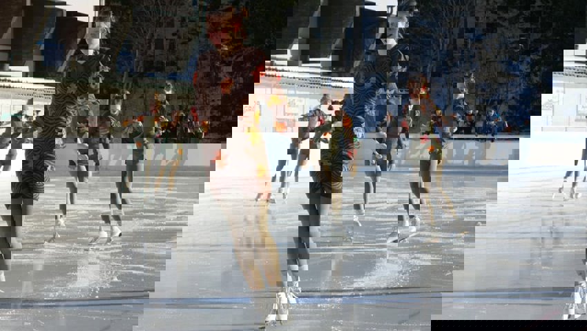  Eine Gruppe von jungen Eisläuferinnen verkörperte die Bäume im Wald. Bilder: Christiana Sutter