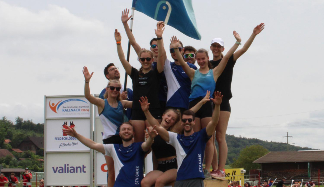 In Feierlaune: Der STV Gams siegt in der 2. Stärkeklasse am Seeländischen Turnfest.