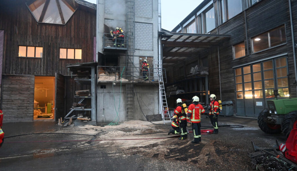  Rettungskräfte stehen beim Zimmereibetrieb in Schaan im Einsatz. Bilder: Landespolizei FL