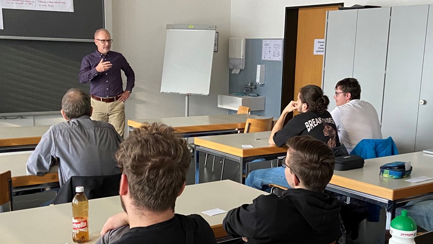 Stefan Kölliker tauschte sich mit Lernenden aus.