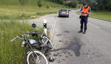 Schwer verletzt: Auto erfasst beim Überholen Mofafahrer