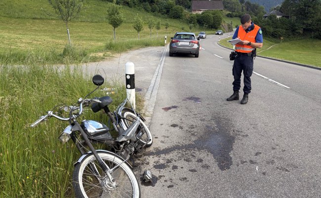 Schwer verletzt: Auto erfasst beim Überholen Mofafahrer