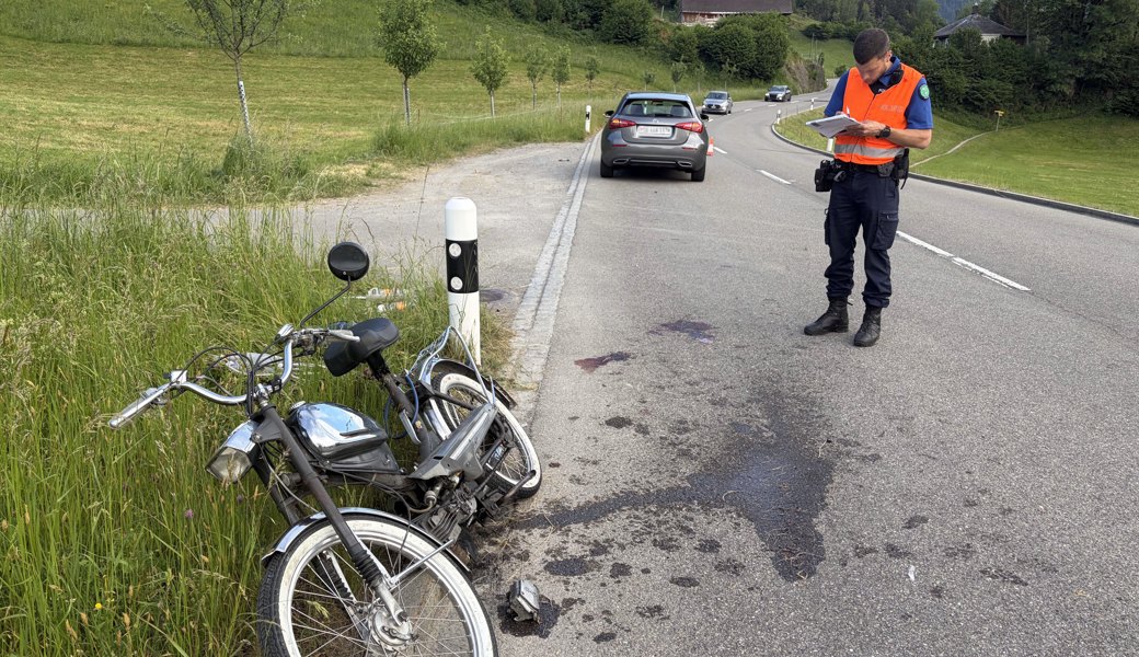 Schwer verletzt: Auto erfasst beim Überholen Mofafahrer