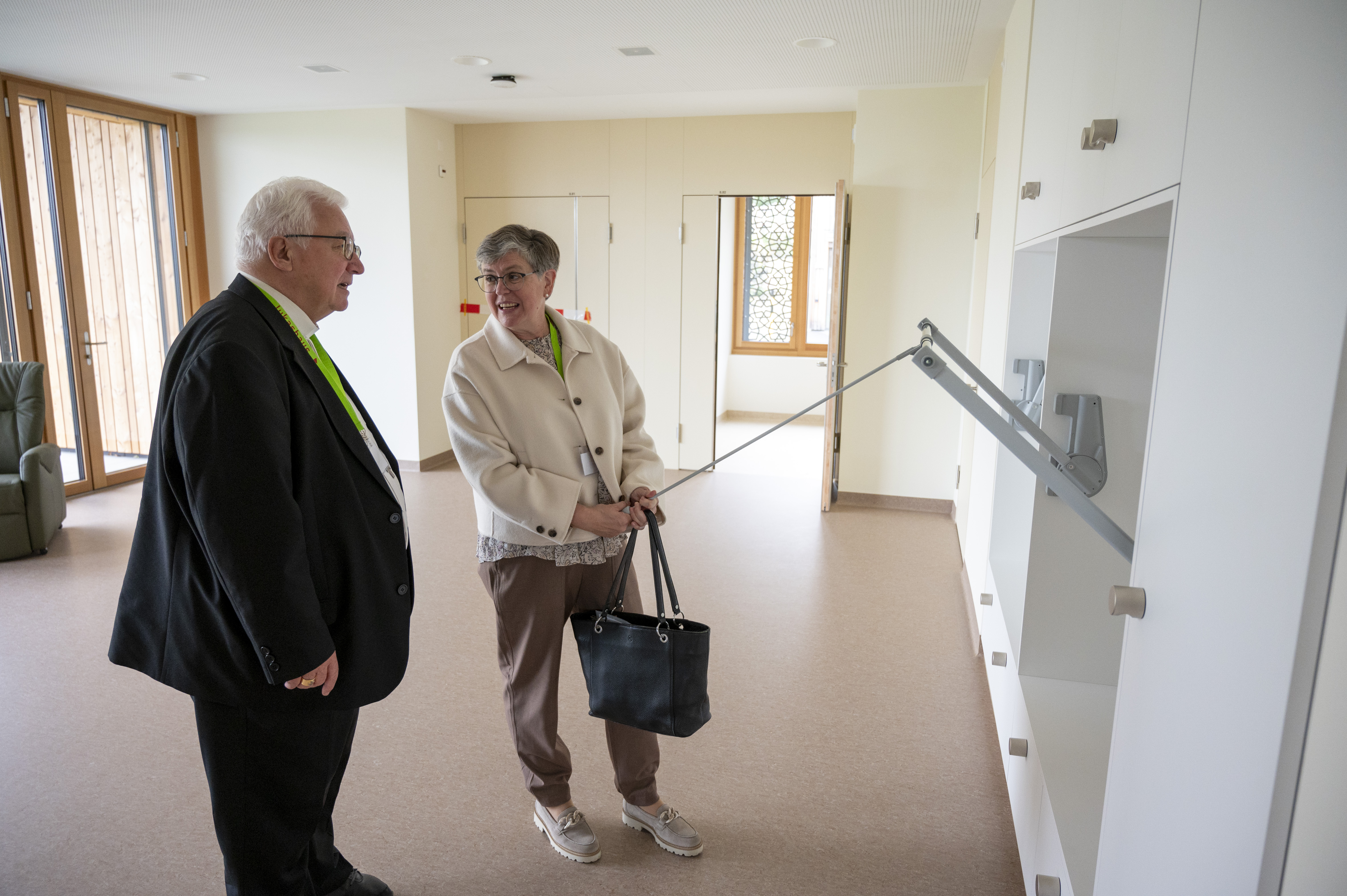 Barbara Dürr erklärt Bischof Markus Büchel die behindertengerechte  Einrichtung des Neubaus. 